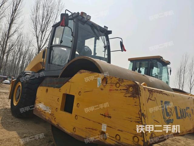 右前45°（壓路機整機外觀）