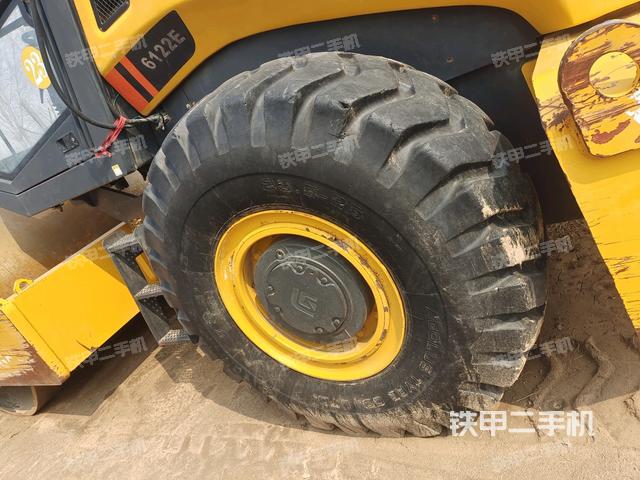 后輪左側(cè)全景（壓路機前后車架）