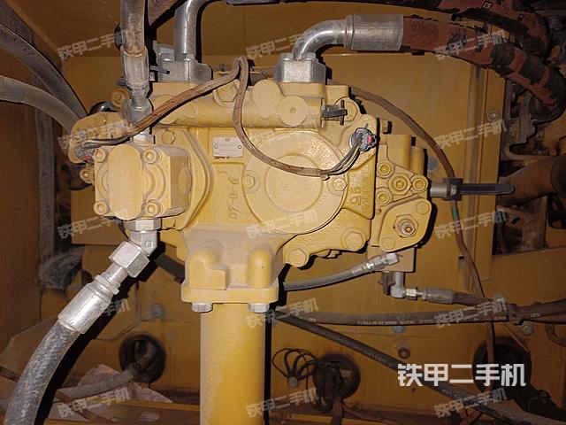 液压泵舱室正面整体（整机外观）