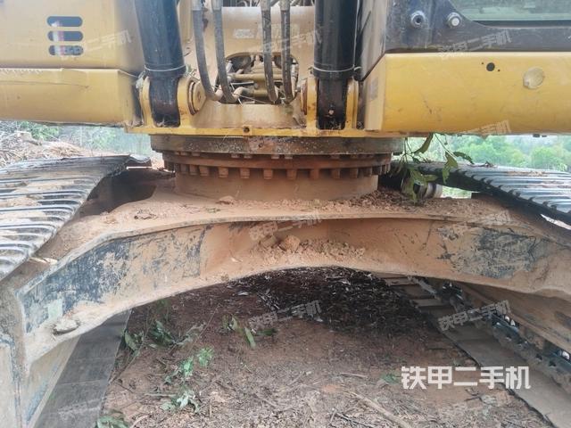 轉(zhuǎn)盤和下車架正前(工作和回轉(zhuǎn)裝置) 轉(zhuǎn)盤和下車架正前(工作和回轉(zhuǎn)裝置)