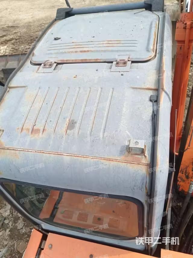 駕駛室頂部（整機外觀）