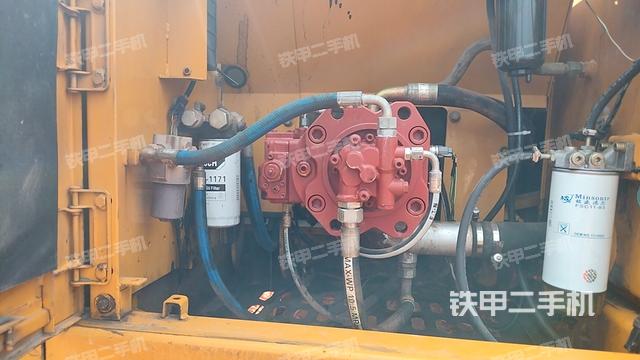 液压泵舱室正面整体（整机外观）