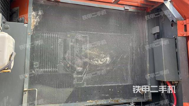 散熱器正面(大件艙室) 散熱器正面(大件艙室)