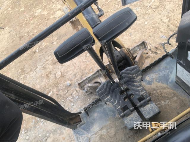 行走控制手柄和踏板?俯拍（駕駛室部分）