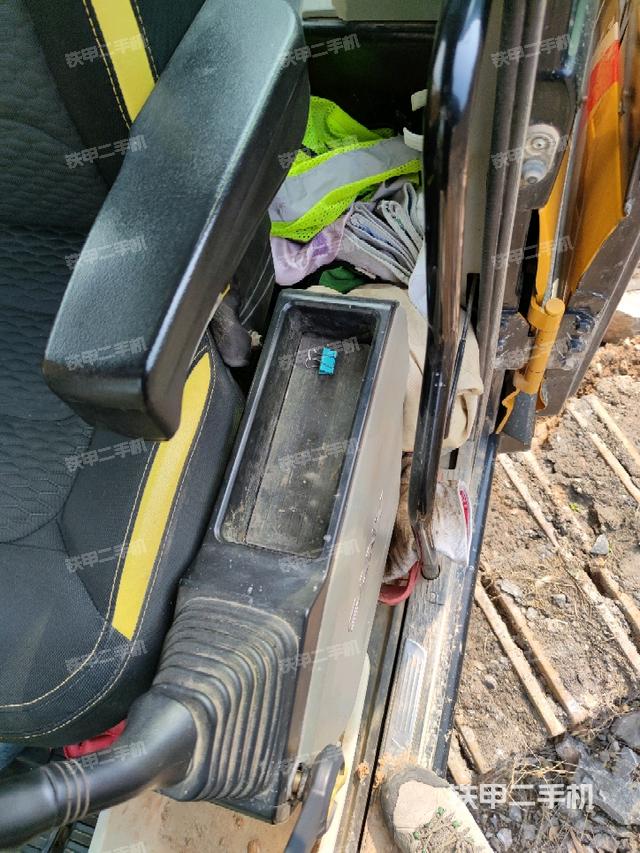 座椅左侧控制台/音响/含左手柄（驾驶室部分）