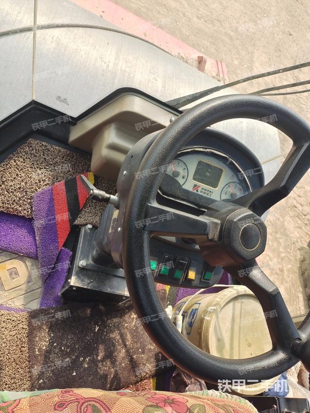 駕駛室內(nèi)座椅、儀表操作手柄全景（壓路機(jī)駕駛室）