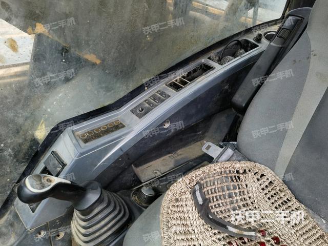 座椅右側控制臺/鑰匙門/油門/含右手柄(駕駛室部分) 座椅右側控制臺/鑰匙門/油門/含右手柄(駕駛室部分)