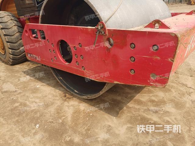 前車架正右側(cè)（壓路機(jī)前后車架）