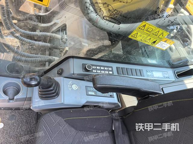 座椅右側(cè)控制臺/鑰匙門/油門/含右手柄(駕駛室部分) 座椅右側(cè)控制臺/鑰匙門/油門/含右手柄(駕駛室部分)