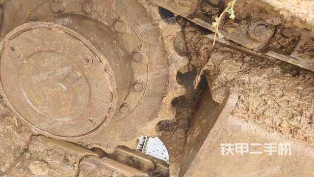 單側(cè)履帶整體(整機(jī)外觀) 單側(cè)履帶整體(整機(jī)外觀)