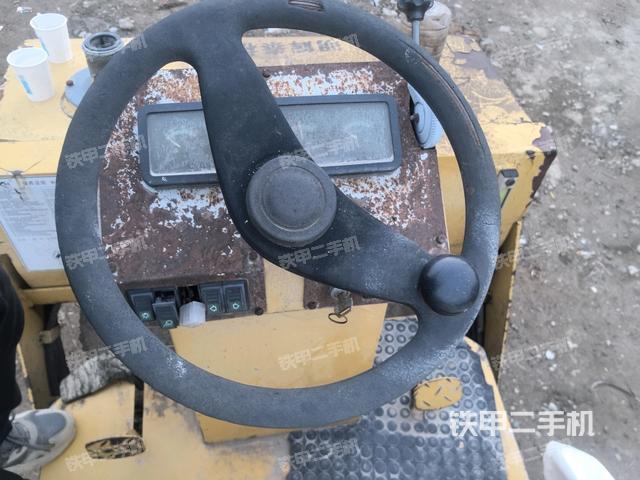 駕駛室內(nèi)座椅、儀表操作手柄全景（壓路機(jī)駕駛室）