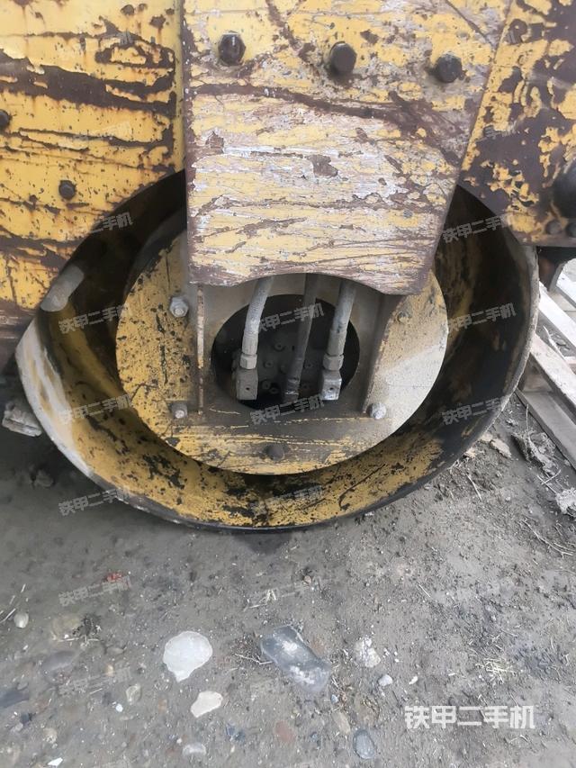 后輪右側(cè)全景（壓路機(jī)前后車架）