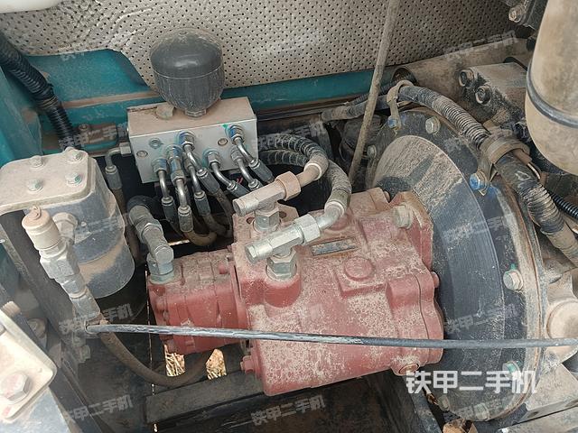 液压泵舱室正面整体（整机外观）