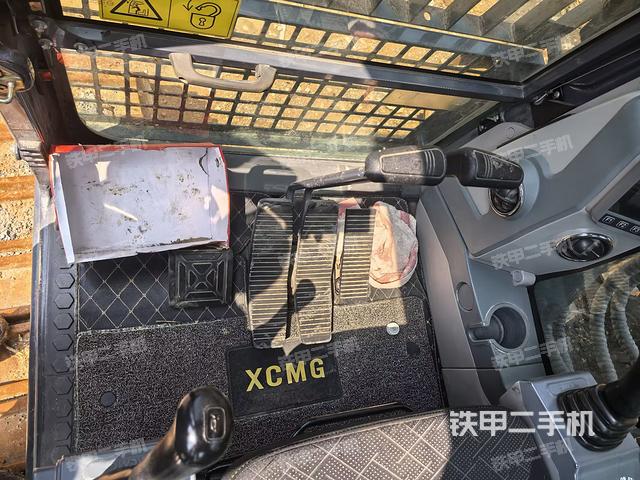 行走控制手柄和踏板?俯拍(駕駛室部分) 行走控制手柄和踏板?俯拍(駕駛室部分)