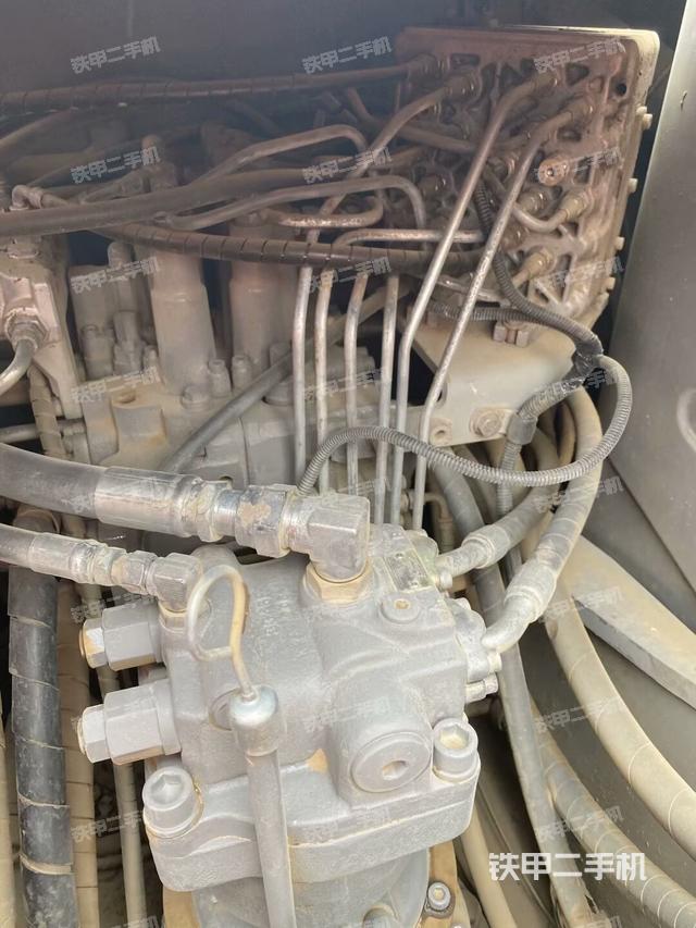 回轉(zhuǎn)馬達(dá)和主控閥(整機(jī)外觀) 回轉(zhuǎn)馬達(dá)和主控閥(整機(jī)外觀)