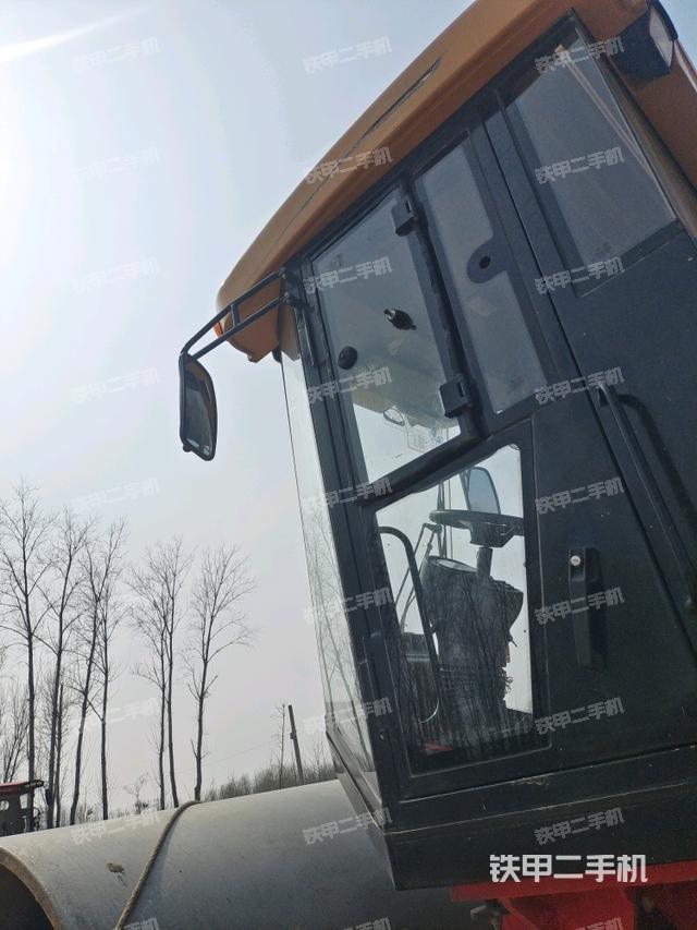 右側(cè)正面照（壓路機(jī)駕駛室）