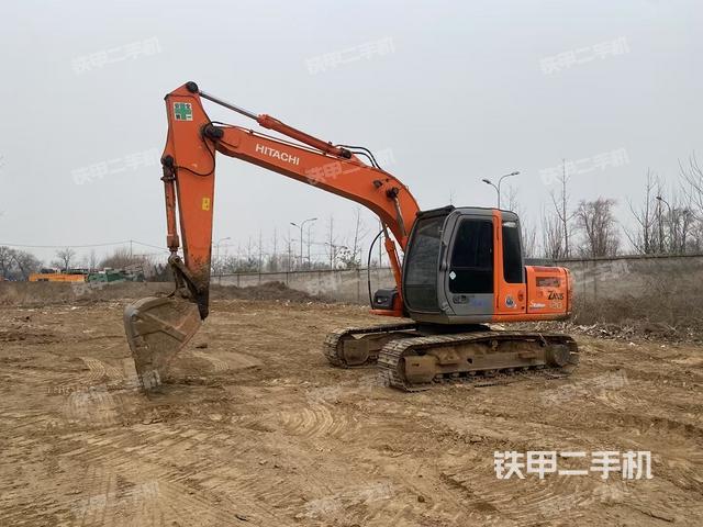 駕駛室頂部(整機(jī)外觀) 駕駛室頂部(整機(jī)外觀)