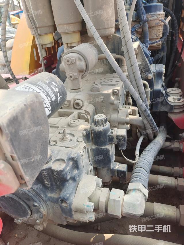 發(fā)動(dòng)機(jī)右側(cè)全景（壓路機(jī)發(fā)動(dòng)機(jī)艙）