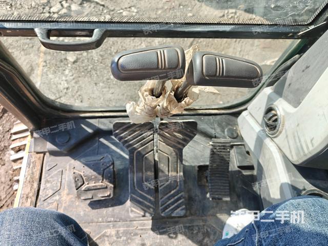 行走控制手柄和踏板?俯拍（駕駛室部分）