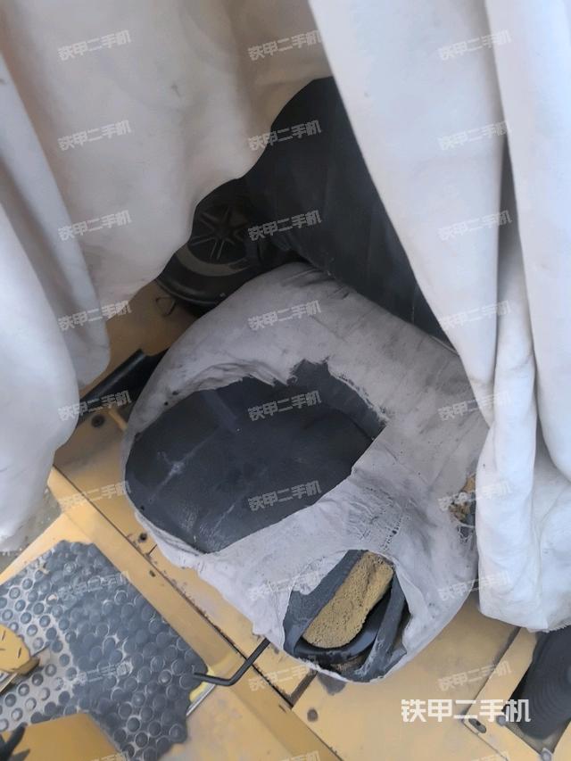 駕駛室側(cè)向上照全景（壓路機(jī)駕駛室）