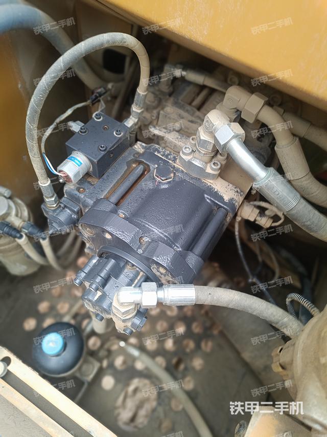 液压泵舱室正面整体（整机外观）