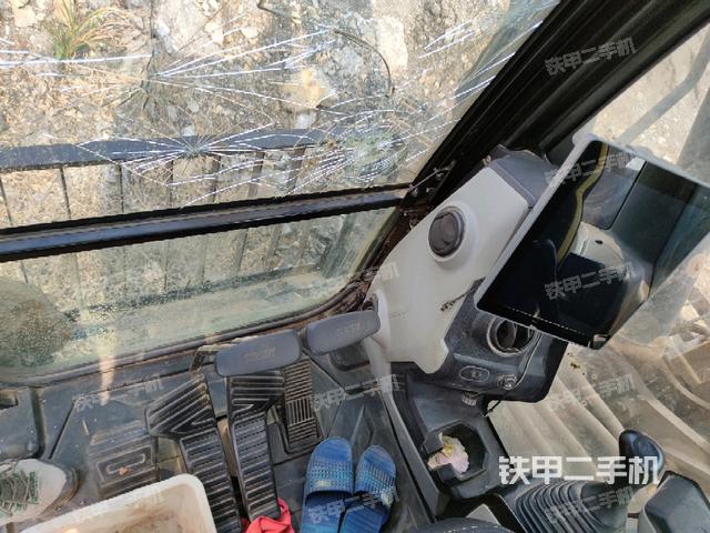 行走控制手柄和踏板 俯拍（驾驶室部分）