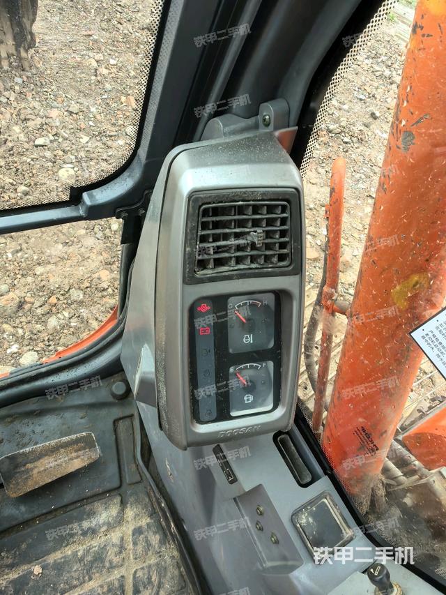 行走控制手柄和踏板?俯拍（駕駛室部分）