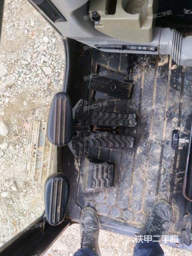 行走控制手柄和踏板?俯拍（駕駛室部分）