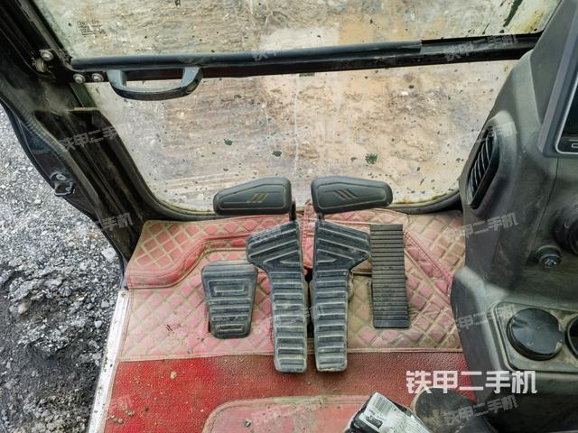 行走控制手柄和踏板?俯拍（駕駛室部分）