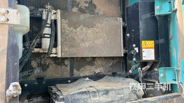 散熱器正面(大件艙室) 散熱器正面(大件艙室)
