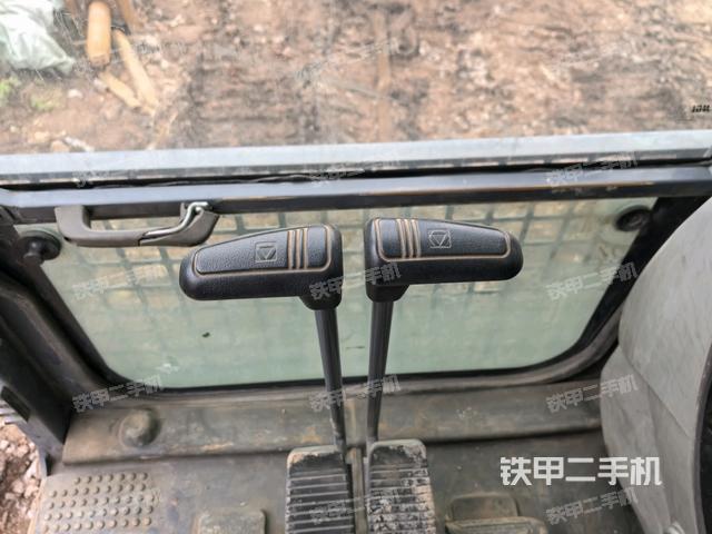 座椅左側(cè)控制臺/音響/含左手柄(駕駛室部分) 座椅左側(cè)控制臺/音響/含左手柄(駕駛室部分)