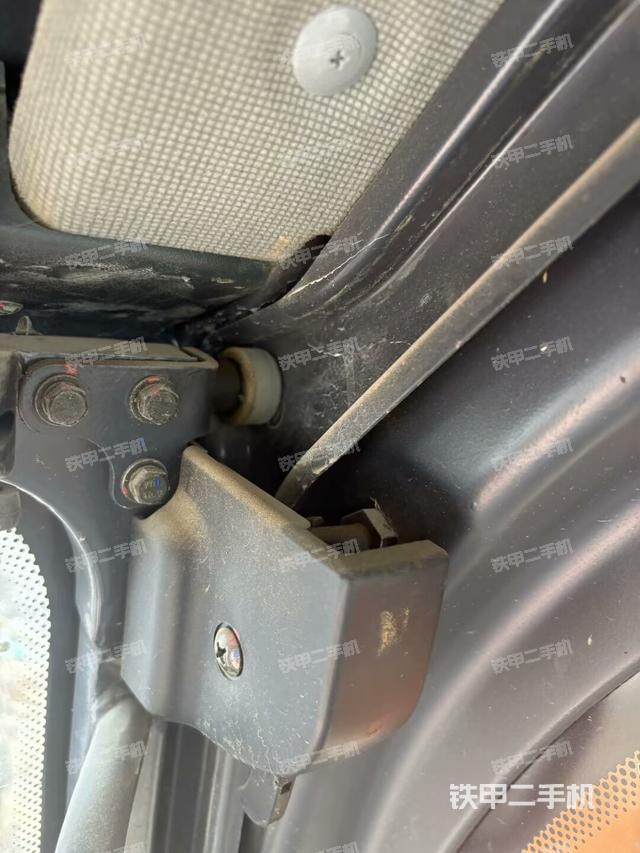 行走控制手柄和踏板?俯拍(駕駛室部分) 行走控制手柄和踏板?俯拍(駕駛室部分)