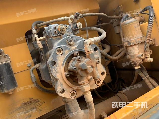 液壓泵艙室正面整體(整機(jī)外觀) 液壓泵艙室正面整體(整機(jī)外觀)