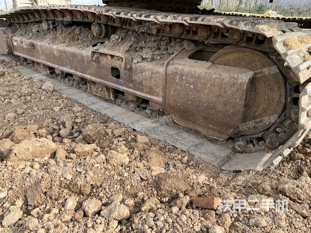 單側(cè)履帶整體(整機(jī)外觀) 單側(cè)履帶整體(整機(jī)外觀)