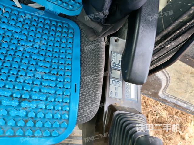 行走控制手柄和踏板?俯拍（駕駛室部分）