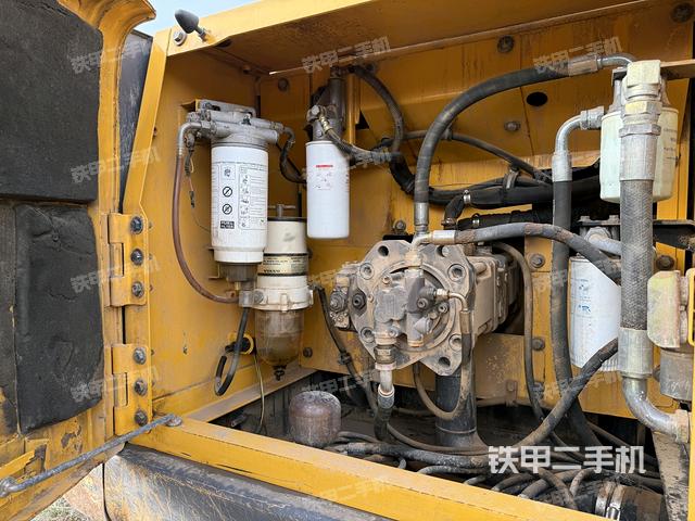 液壓泵艙室正面整體(整機外觀) 液壓泵艙室正面整體(整機外觀)