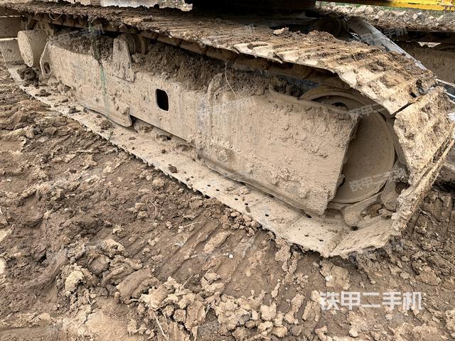 單側(cè)履帶整體(整機(jī)外觀) 單側(cè)履帶整體(整機(jī)外觀)