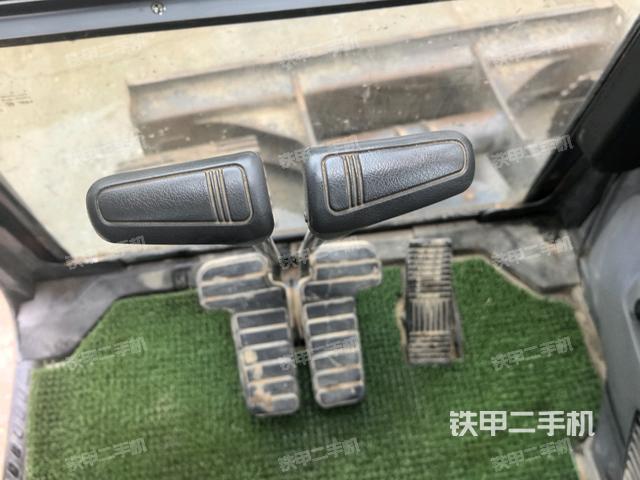 行走控制手柄和踏板?俯拍(駕駛室部分) 行走控制手柄和踏板?俯拍(駕駛室部分)