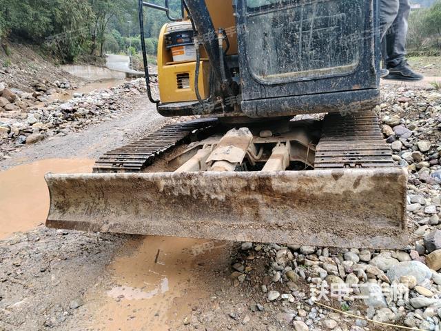 轉(zhuǎn)盤和下車架正前（工作和回轉(zhuǎn)裝置）