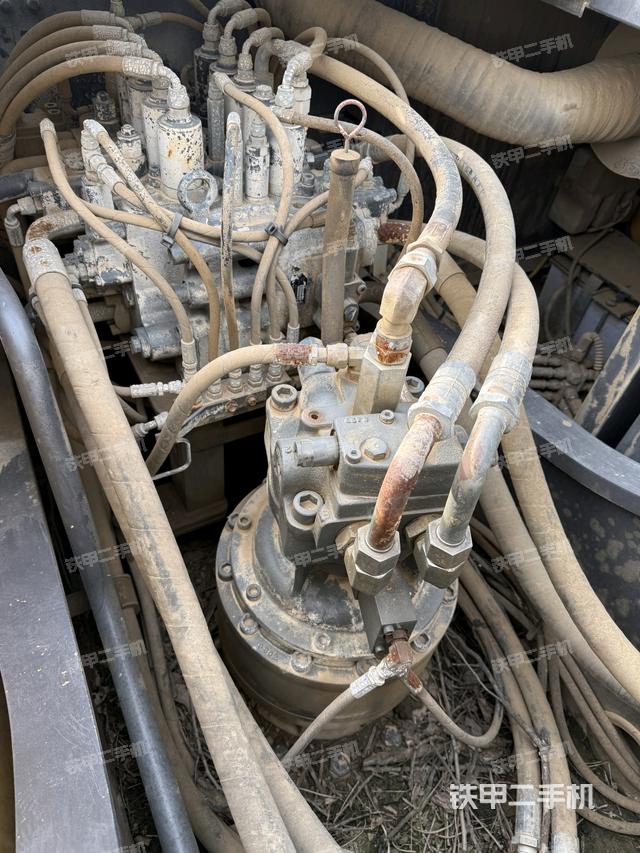 回轉(zhuǎn)馬達(dá)和主控閥(整機(jī)外觀) 回轉(zhuǎn)馬達(dá)和主控閥(整機(jī)外觀)