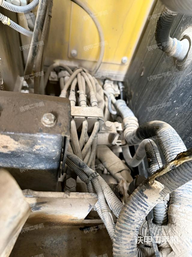 回轉(zhuǎn)馬達(dá)和主控閥（整機(jī)外觀）