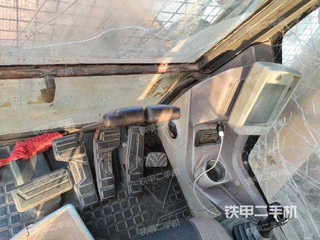 行走控制手柄和踏板?俯拍（駕駛室部分）