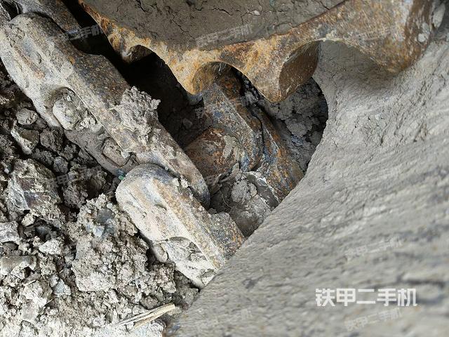 單側(cè)履帶整體(整機(jī)外觀) 單側(cè)履帶整體(整機(jī)外觀)