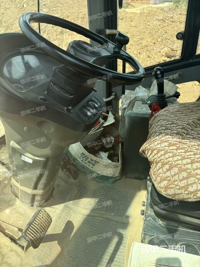 駕駛室內座椅、儀表操作手柄全景（壓路機駕駛室）