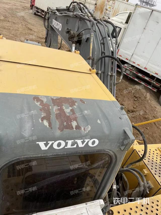 駕駛室頂部(整機(jī)外觀) 駕駛室頂部(整機(jī)外觀)