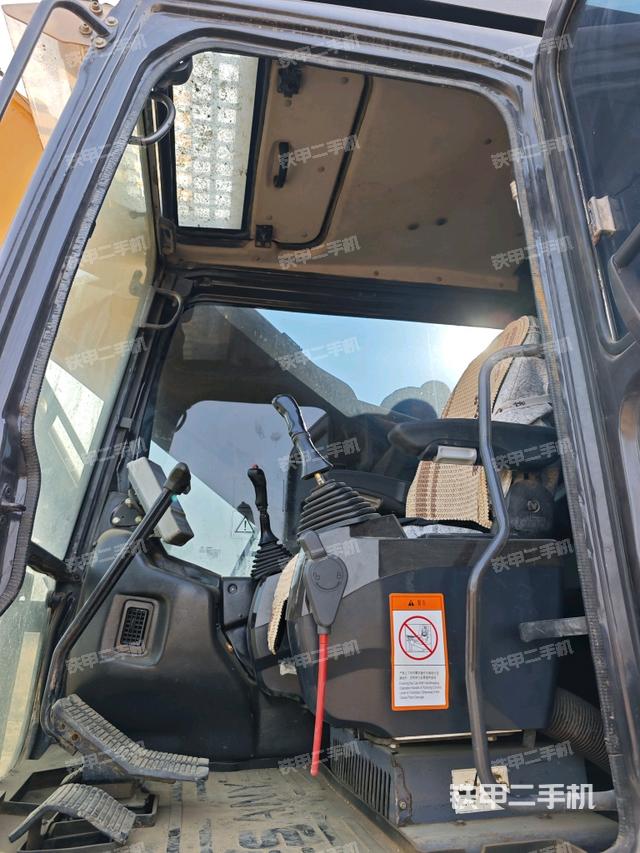 駕駛室整體(整機外觀) 駕駛室整體(整機外觀)