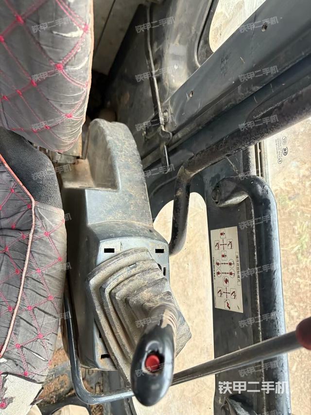 座椅右側(cè)控制臺/鑰匙門/油門/含右手柄(駕駛室部分) 座椅右側(cè)控制臺/鑰匙門/油門/含右手柄(駕駛室部分)