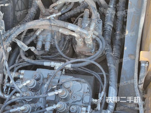 回转马达和主控阀（整机外观）