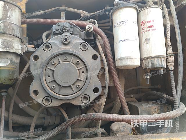 液压泵舱室正面整体（整机外观）