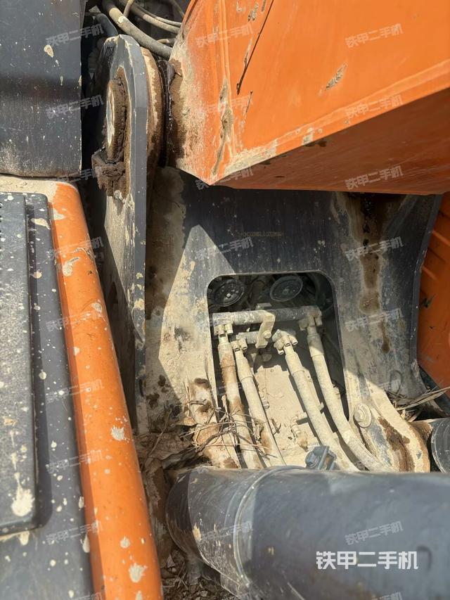 鏟斗右后整體(工作和回轉(zhuǎn)裝置) 鏟斗右后整體(工作和回轉(zhuǎn)裝置)